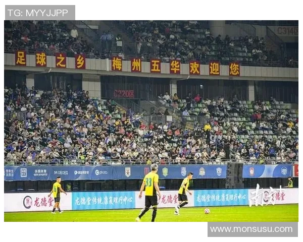 足球明星走进企业参观交流激发员工热情与团队合作精神